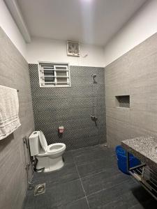 拉瓦尔品第Islamabad Travelodge Guest House的一间带卫生间和淋浴的浴室