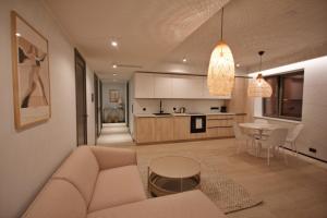 塔林Fabulous Location Apartments Deluxe的客厅以及带沙发和桌子的厨房。