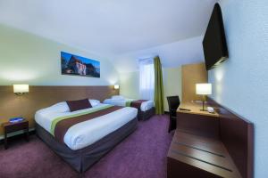 勒纽伯格The Originals City, Hôtel Acadine, Le Neubourg (Inter-Hotel)的酒店客房设有两张床和一台平面电视。