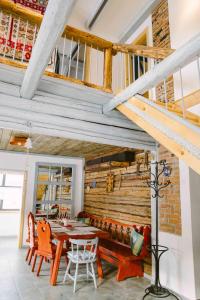 莫伊西德约斯Cheia 99的用餐室配有桌椅和木墙