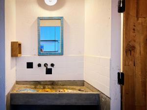 大叻2 Bedrooms Artist House - The 2nd Home的一间带水槽和镜子的浴室