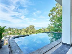 艾湄湾Villa Mimpi Tamarind的海景庭院内的游泳池