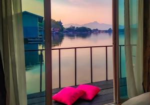 北碧塔拉拉夫特酒店的窗户享有水景,配有粉红色枕头