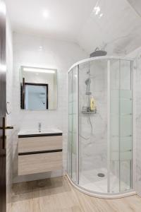 ALTIDO Cosy studio wtih parking and garden的带淋浴、水槽和镜子的浴室