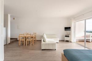 ALTIDO Cosy studio wtih parking and garden的白色的客厅配有桌子和沙发