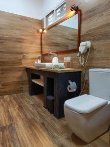 江比阿little pompeji boutique hotel - adults only的一间带水槽、卫生间和镜子的浴室