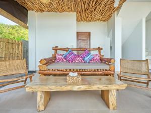 艾湄湾Villa Mimpi Tamarind的一张位于带桌椅的房间的床铺