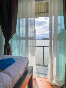 北碧塔拉拉夫特酒店的一间卧室设有水景窗户