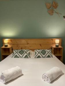 圣艾尼昂La Maison des lilas, 5 mn de Beauval的一间卧室配有一张床,上面有两条毛巾