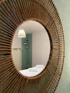 圣艾尼昂La Maison des lilas, 5 mn de Beauval的镜子反射着一间房间,房间内设有一张床