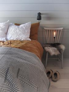 Tännäs坦纳斯科诺科特酒店的一间卧室配有一张床、一把椅子和一盏灯