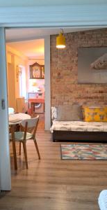 格但斯克Klimatyczne mieszkanie w Nowym Porcie的一间带床和砖墙的客厅