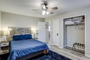 默特尔比奇Blue Heron的一间卧室配有蓝色的床和吊扇
