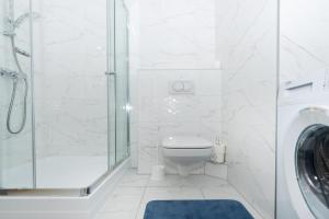 布达佩斯WaterFront City Apartments by UrbanRent的白色的浴室设有卫生间和淋浴。