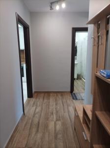 普罗夫迪夫One Bedroom Apartment 37- Trakia 54 А的浴室拥有白色的墙壁和木地板,配有镜子