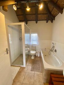 阿多Charihandra Game Lodge的带浴缸和卫生间的浴室。