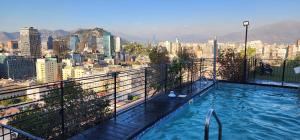 圣地亚哥San Diego的一座城市建筑顶部的游泳池