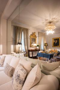 威尼斯Giò&Giò Venice B&B的客厅配有沙发和桌子
