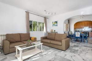 卡尔佩Villa Sabita - PlusHolidays的客厅配有两张沙发和一张桌子