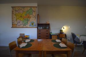 拿撒勒B&B Houten Huis的一间设有桌子和地图的墙上餐厅