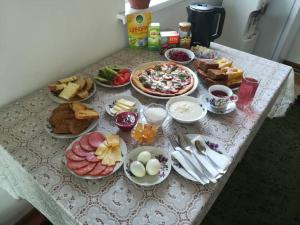 OrgochorKayyr Guest House的一张桌子上放着一大堆早餐食品