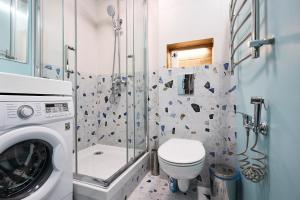阿拉木图апартаменты Djent-house的一间带洗衣机和卫生间的浴室