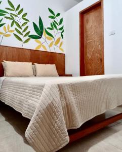 塔拉波托Piccolo Bed & Breakfast的一间卧室配有一张带木制床头板的床