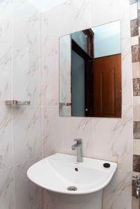 Langata RongaiSpringstone executive apartment Rm 15的一间带水槽和镜子的浴室