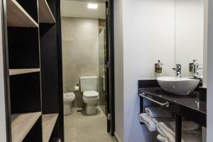 门多萨HOTEL M的一间带水槽和卫生间的浴室