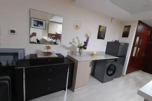 拉斯阿尔卡麦Modern studio beach side的一间厨房,在房间内配有洗衣机和烘干机