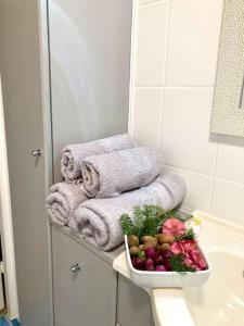 耶莱尼亚古拉Apartament Deluxe的浴室提供毛巾,卫生间里备有一碗水果