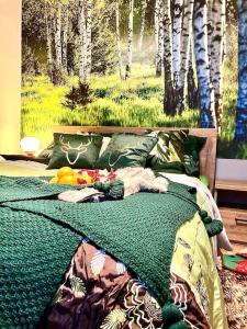 耶莱尼亚古拉Apartament Deluxe的卧室配有一张享有树木景致的床