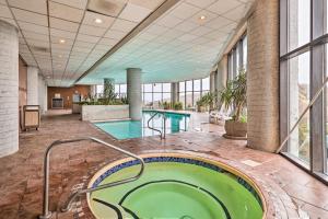糖山Sugar Top Condo with Heated Pool and Mtn Views!的一座带游泳池的建筑中间的热水浴池