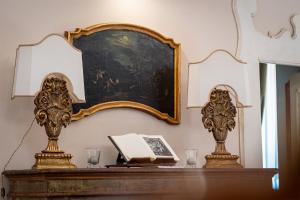 佩达索Dimora Villa Ricci的一张桌子,上面有书,墙上有镜子