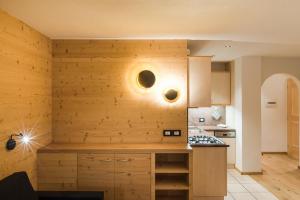 科瓦拉因巴迪亚Residence Chalet Pinis的厨房设有木墙和台面