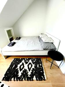 爱丁堡Loft apartment in Joppa的卧室配有一张黑白地毯。