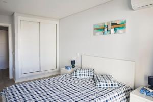 蒙蒂戈杜Nice apartment near the beach - Monte Gordo的白色的卧室设有床和窗户