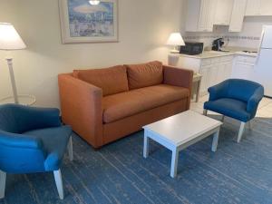 代托纳海滩Coastal Hideaway Oceanview Condo的客厅配有沙发、两把椅子和一张桌子
