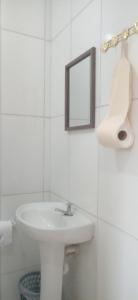 阿帕雷西达Pousada Ribeirinha的白色的浴室设有水槽和镜子