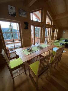 拉赫塔尔Skihütte的一间带木桌和椅子的用餐室