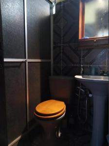 拉科罗尼亚Lo de Fabi的浴室配有木制卫生间和盥洗盆。