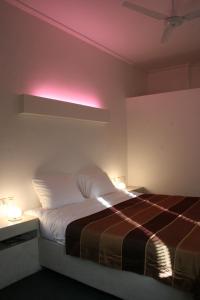 杰迪代里亚德别墅及Spa中心的一间卧室配有一张灯光床