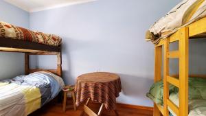 Inka City Hostel客房内的一张或多张双层床
