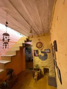 斋沙默尔Saffron Homestay的走廊上设有楼梯,墙上挂着一幅画