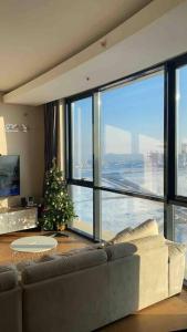 安卡拉Lux Residance 40th floor, sound system, 65 inch TV的客厅配有圣诞树和沙发