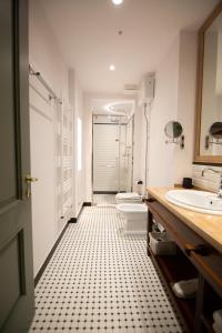 戈里察Vila Ebel的浴室铺有黑白瓷砖地板。