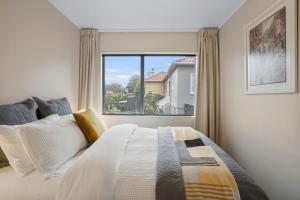 奥克兰Gorgeous 2BR Central Akl Retreat - WI-FI - Netflix的一间卧室设有一张大床和大窗户