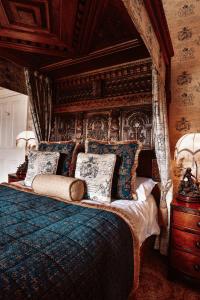巴利纳Belleek Castle, Ballina的一间卧室配有一张带天蓬的大床