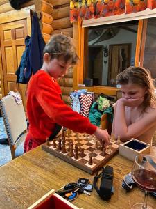 Bridge LakeMontana Hill Guest Ranch的两个孩子在桌上玩象棋