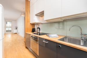 华沙Apartament Polna by Your Freedom的厨房配有水槽和台面